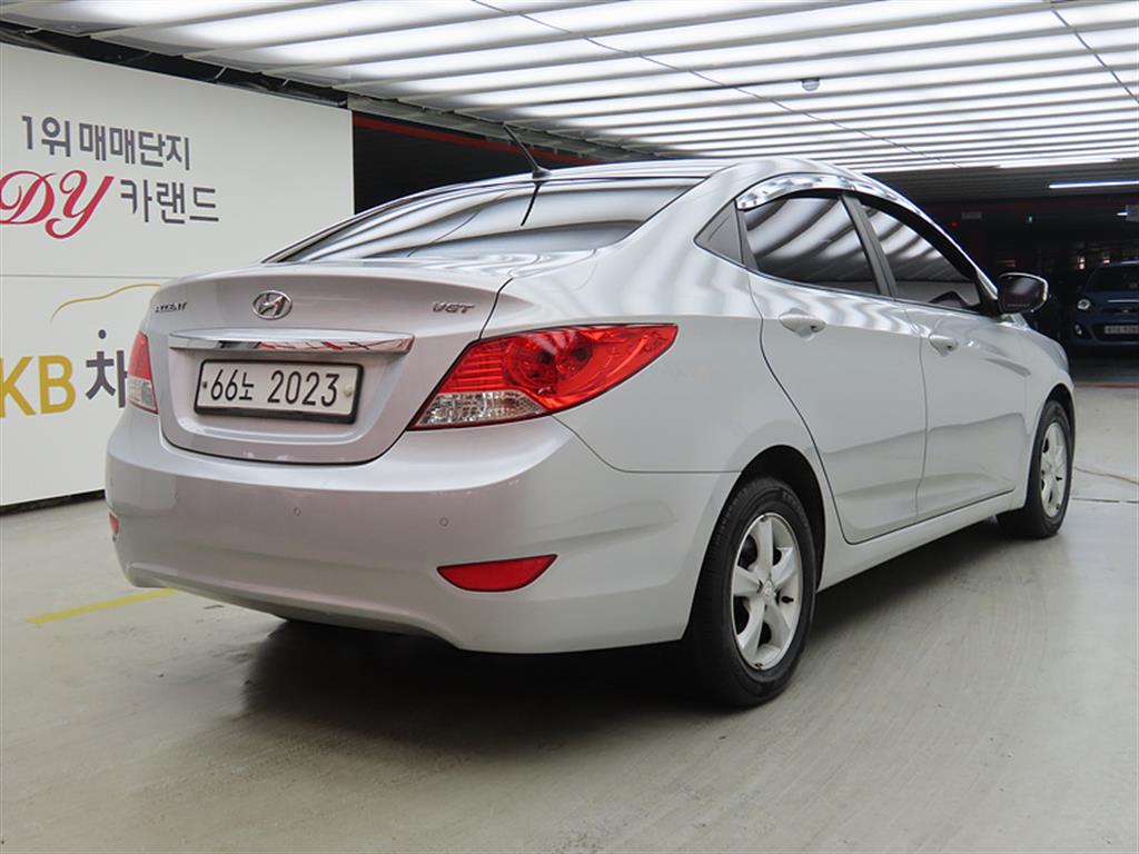 HYUNDAI Accent - Vista 4
