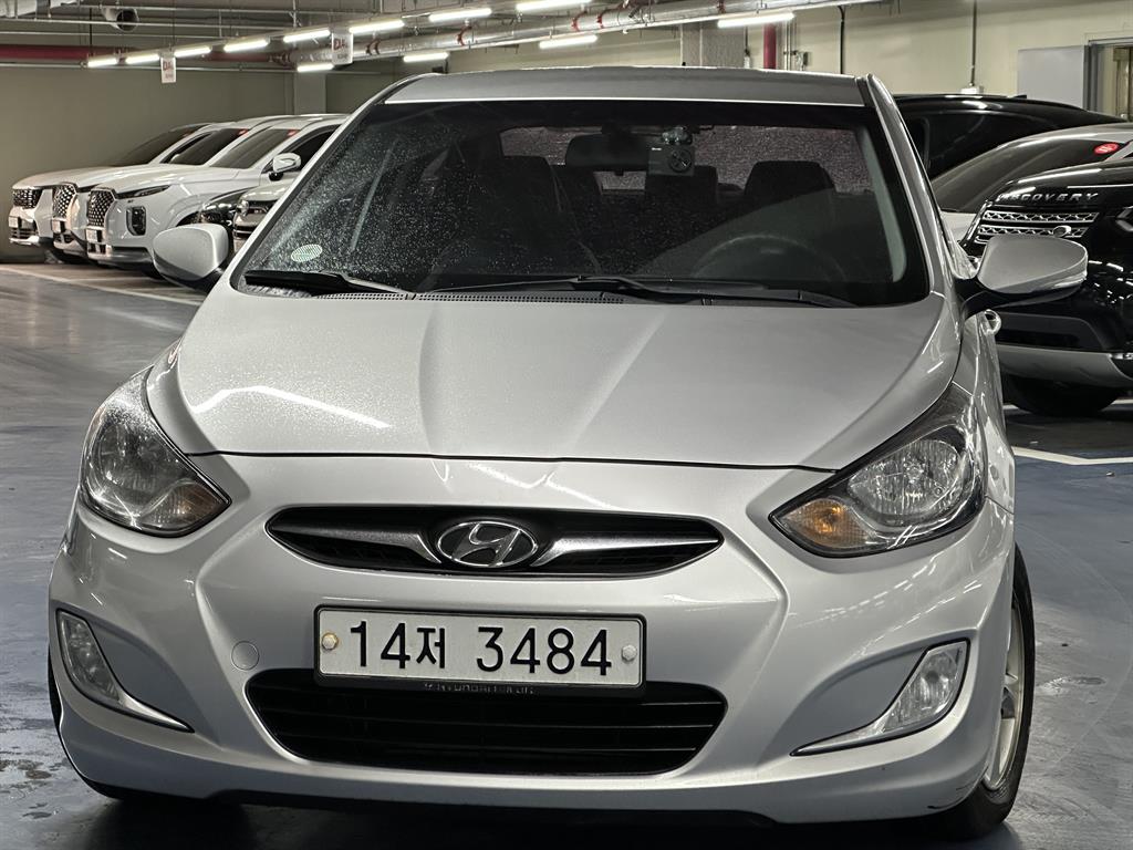 HYUNDAI Accent - Vista 2