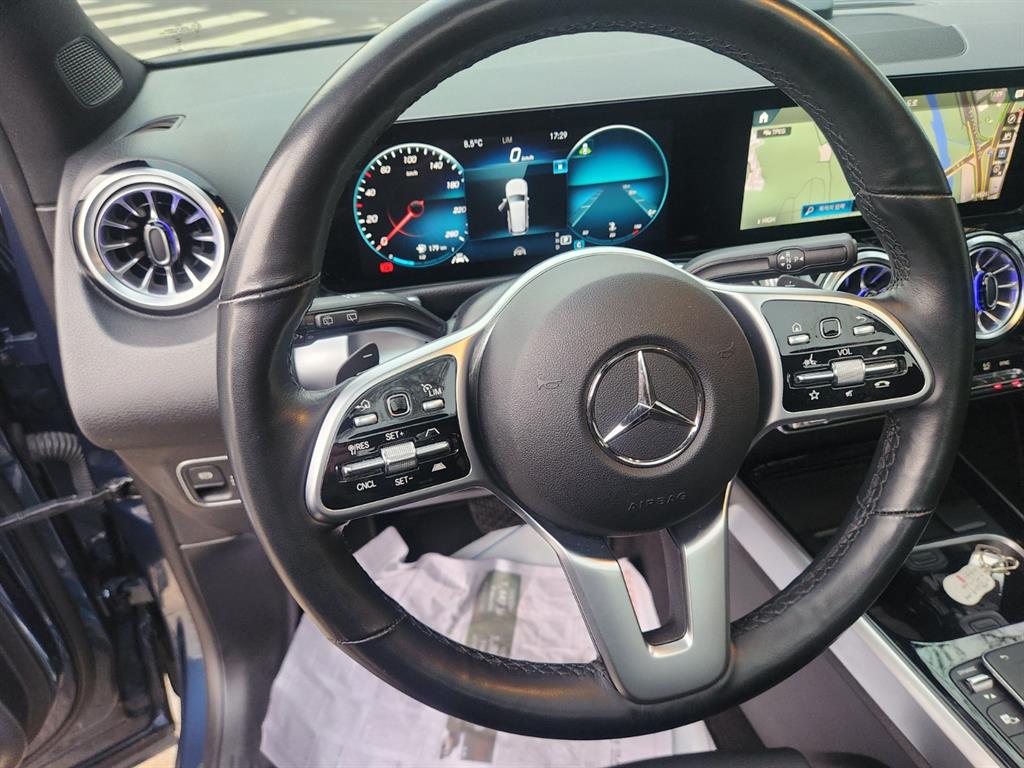 Mercedes Benz GLB Class - Vista 12