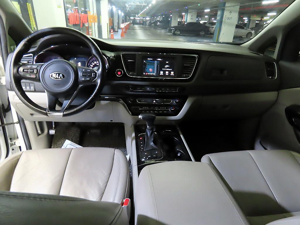 KIA Carnival - Vista 10