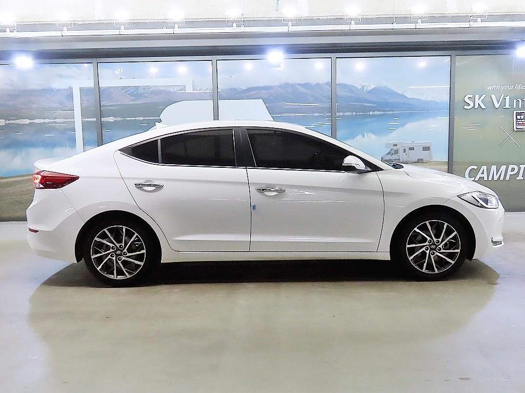 HYUNDAI Avante - Vista 3