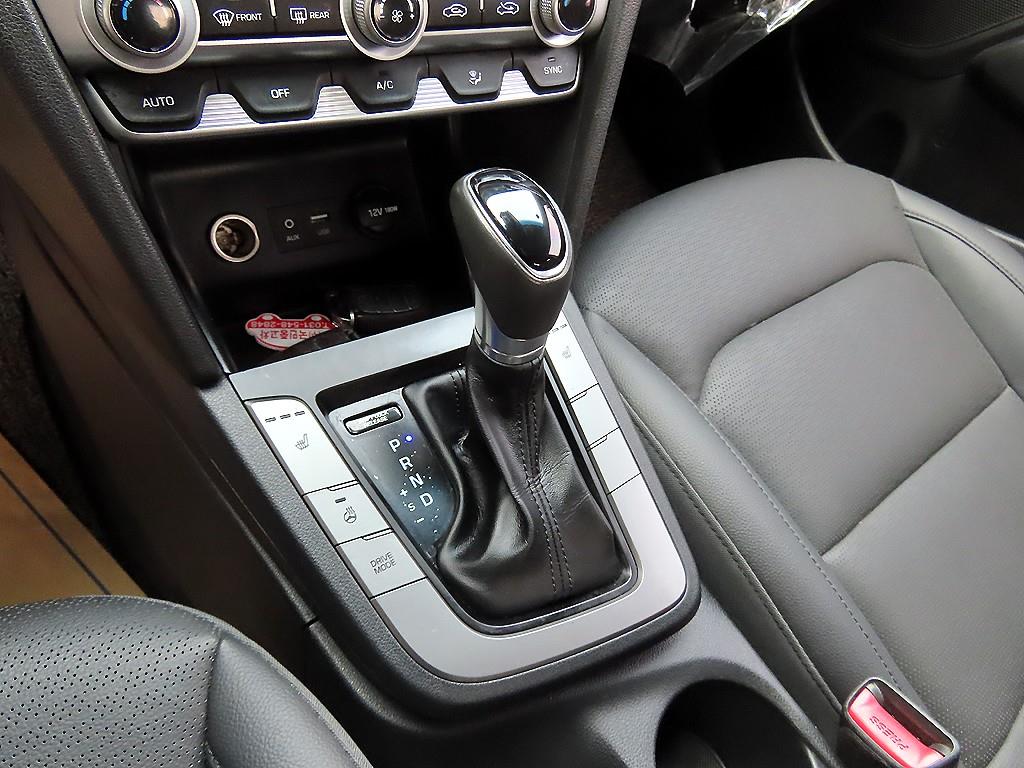 HYUNDAI Avante - Vista 10