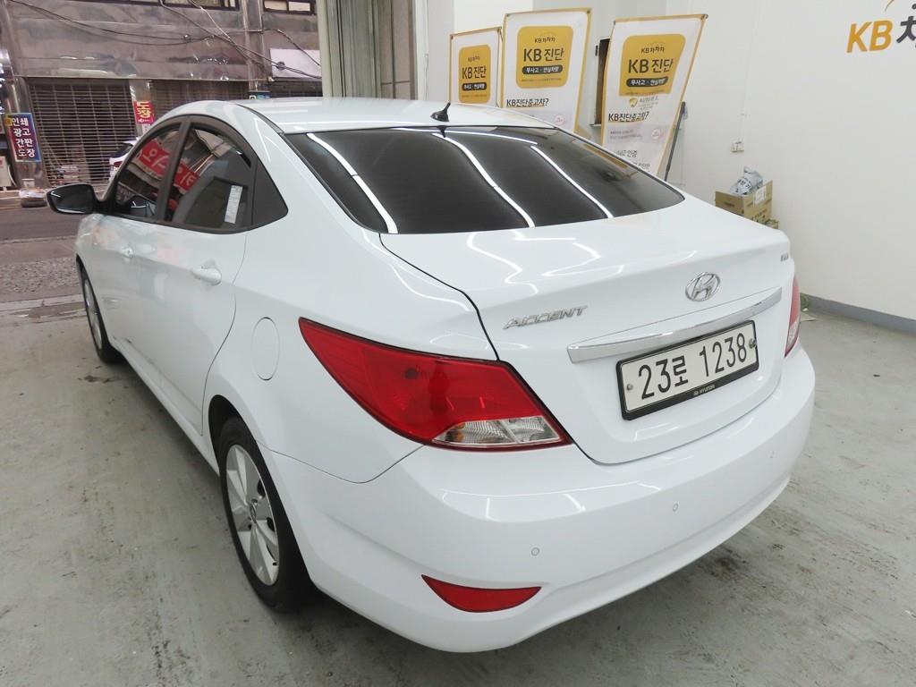 HYUNDAI Accent - Vista 4