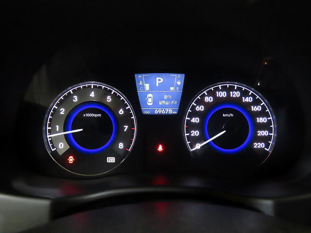 HYUNDAI Accent - Vista 9