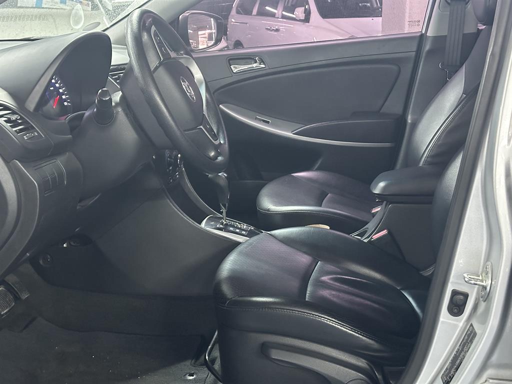 HYUNDAI Accent - Vista 6