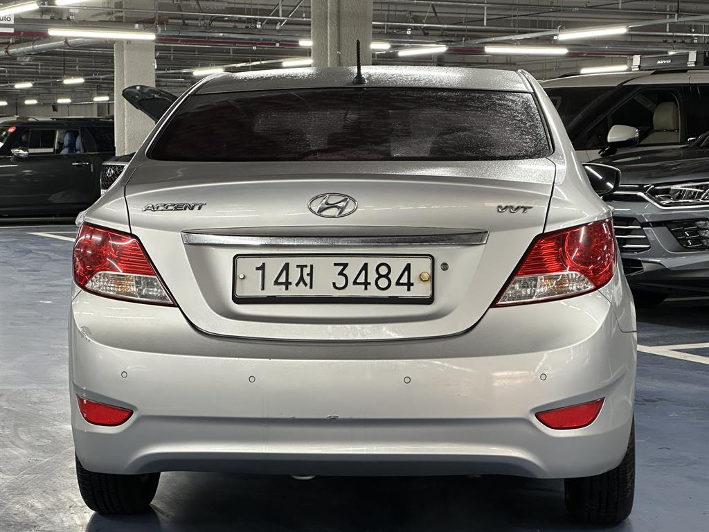 HYUNDAI Accent - Vista 3