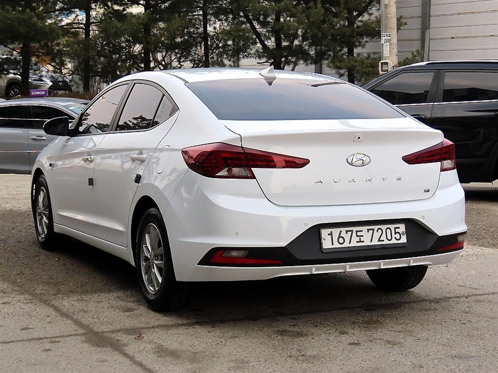 HYUNDAI Avante - Vista 3