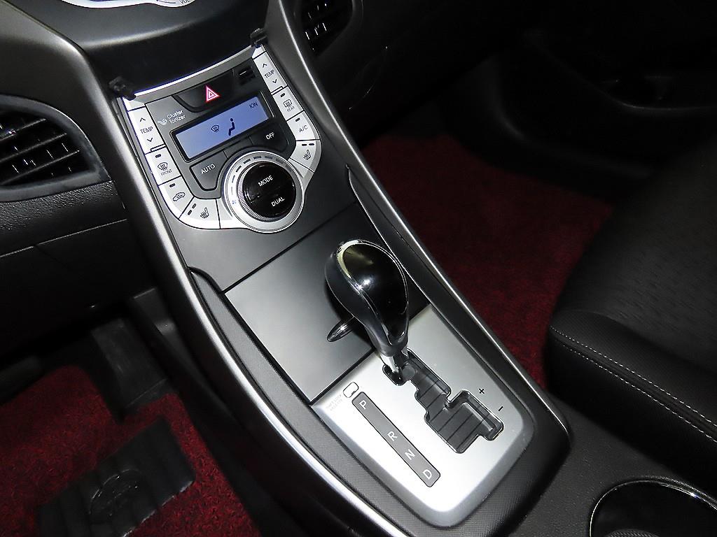 HYUNDAI Avante - Vista 12