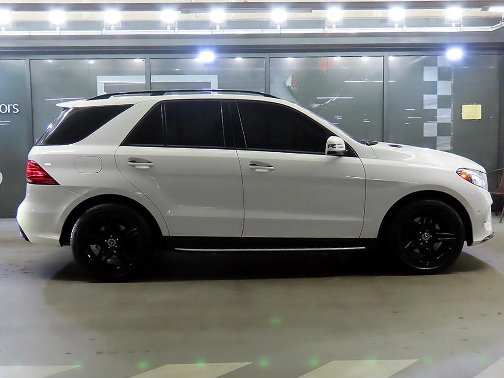 Mercedes Benz GLE Class - Vista 3