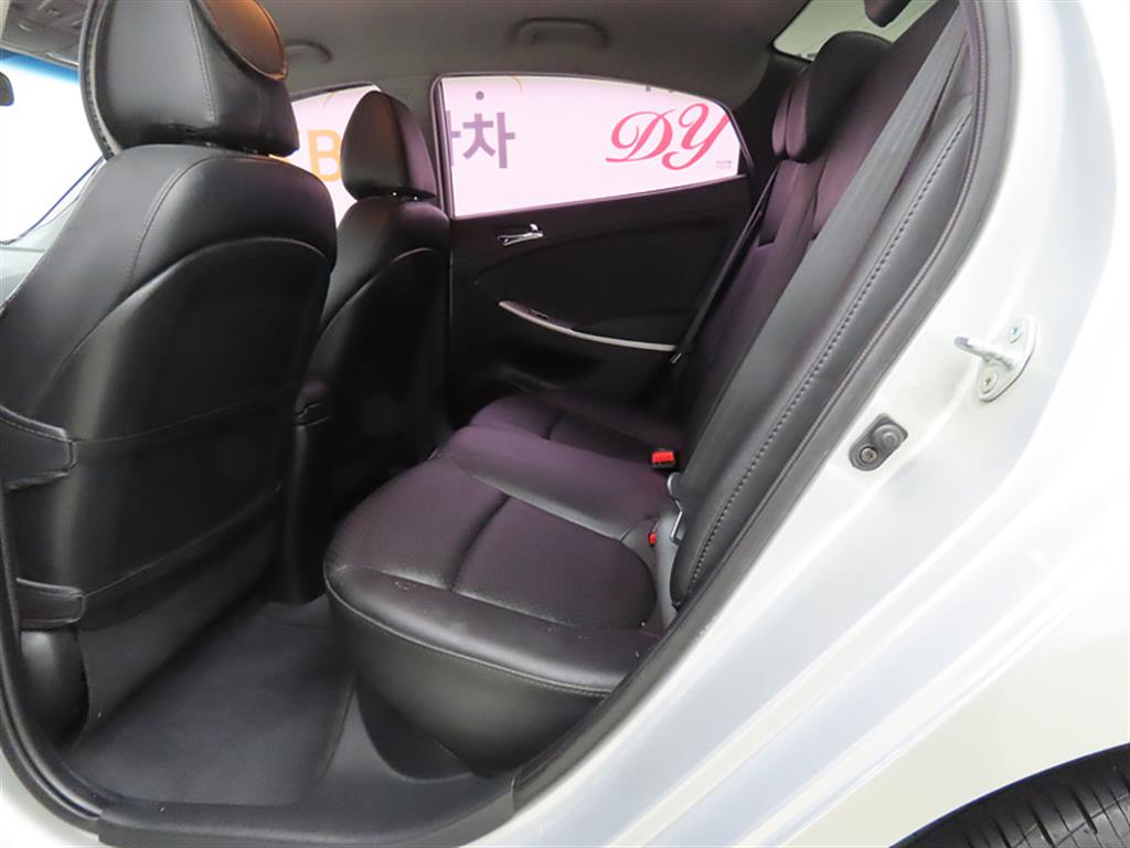 HYUNDAI Accent - Vista 6