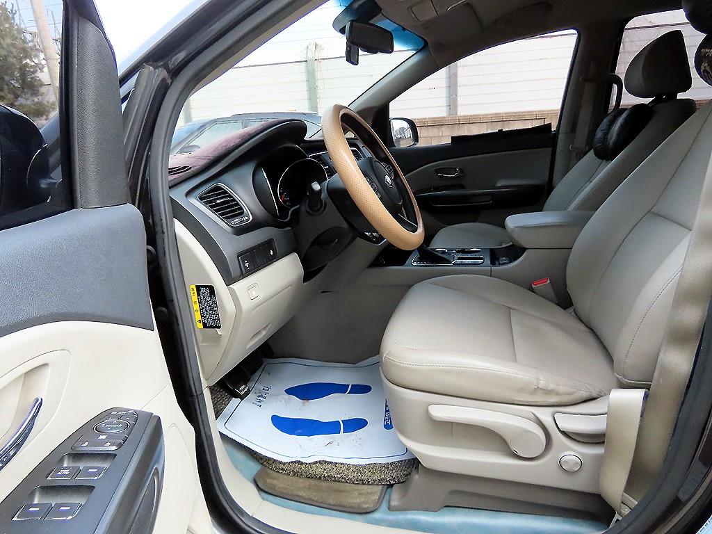 KIA Carnival - Vista 5