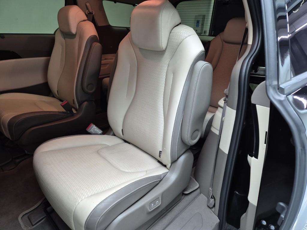 KIA Carnival - Vista 11