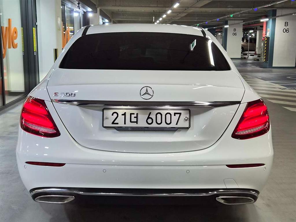 Mercedes Benz E class - Vista 5
