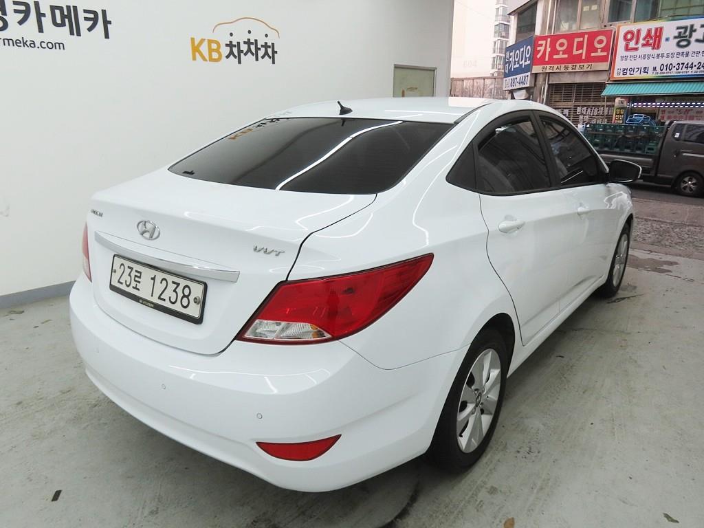 HYUNDAI Accent - Vista 3