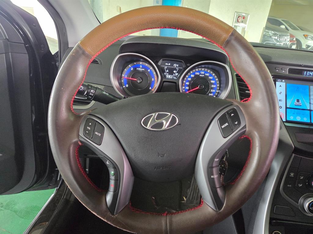 HYUNDAI Avante - Vista 9