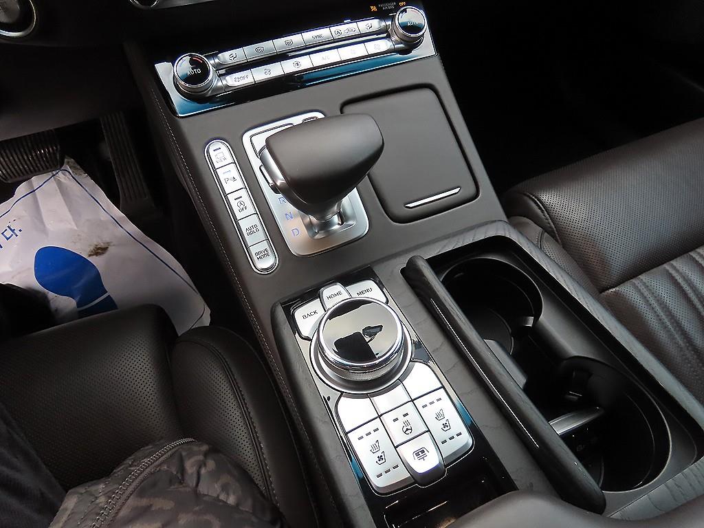 Genesis G90 - Vista 11