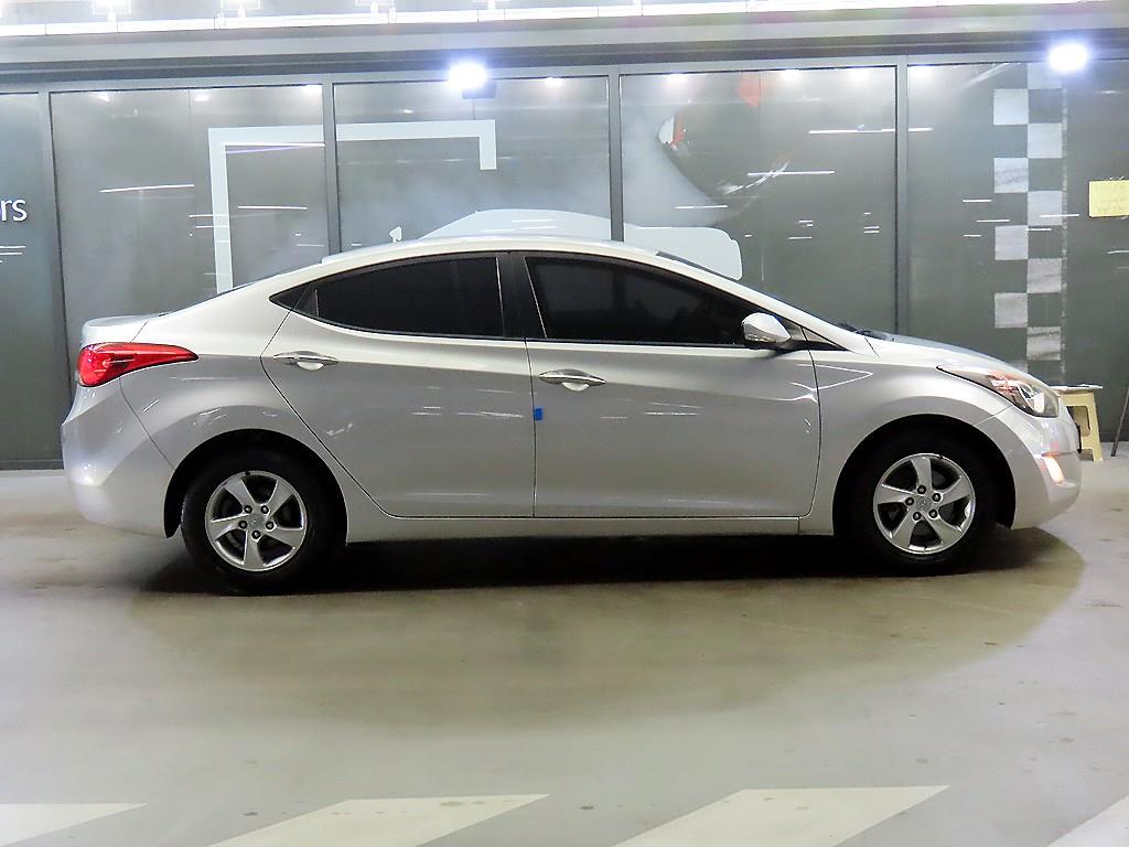 HYUNDAI Avante - Vista 3