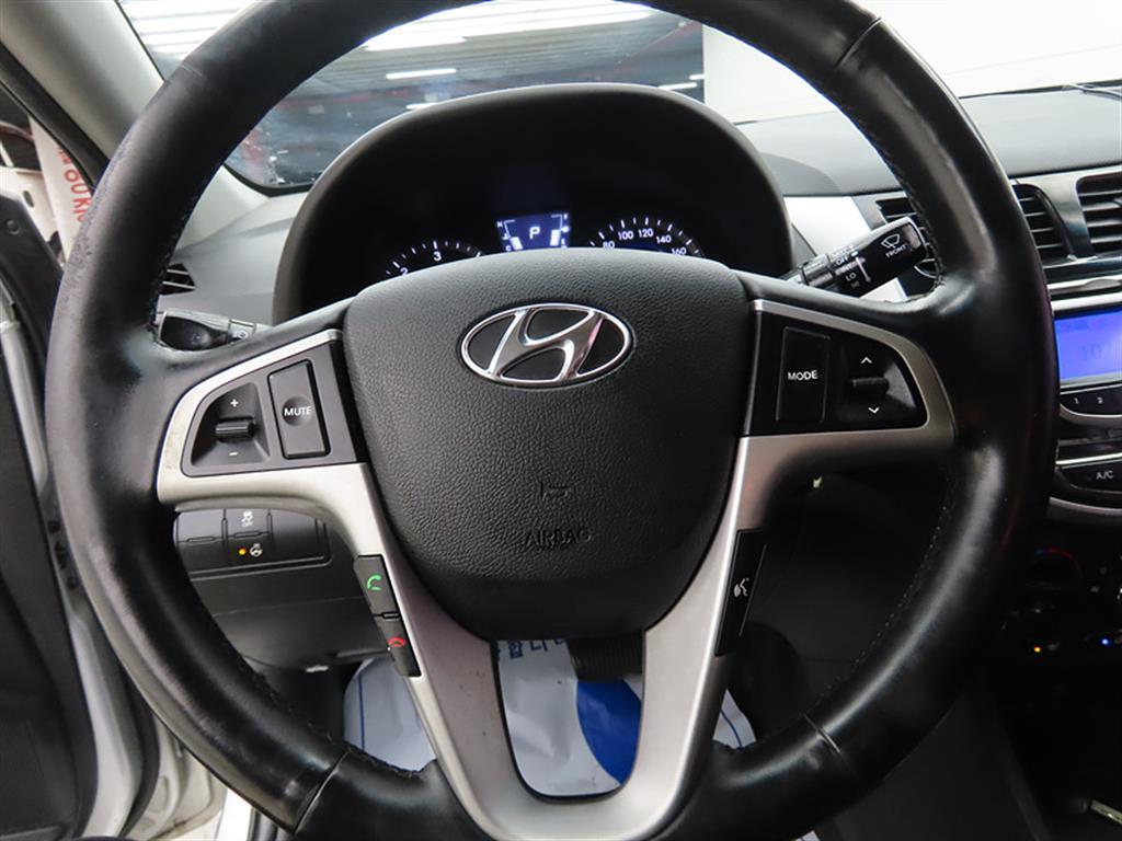 HYUNDAI Accent - Vista 8