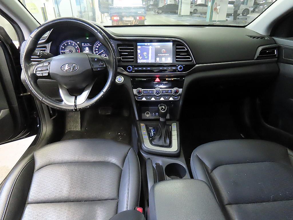 HYUNDAI Avante - Vista 10