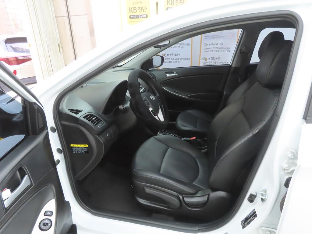 HYUNDAI Accent - Vista 5