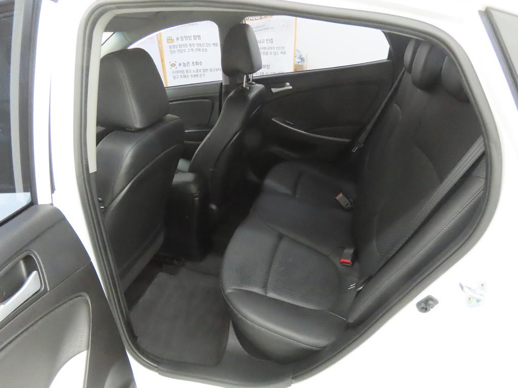 HYUNDAI Accent - Vista 6