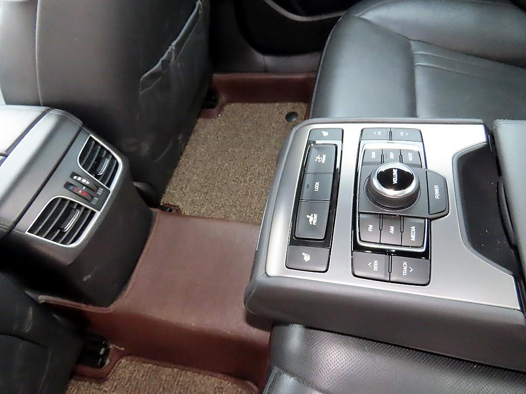 HYUNDAI Genesis - Vista 7