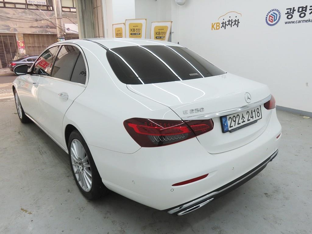 Mercedes Benz E class - Vista 4