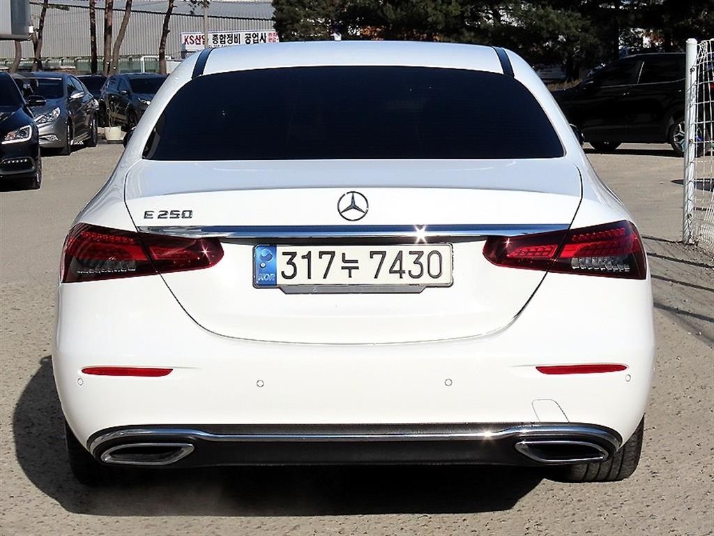 Mercedes Benz E class - Vista 4
