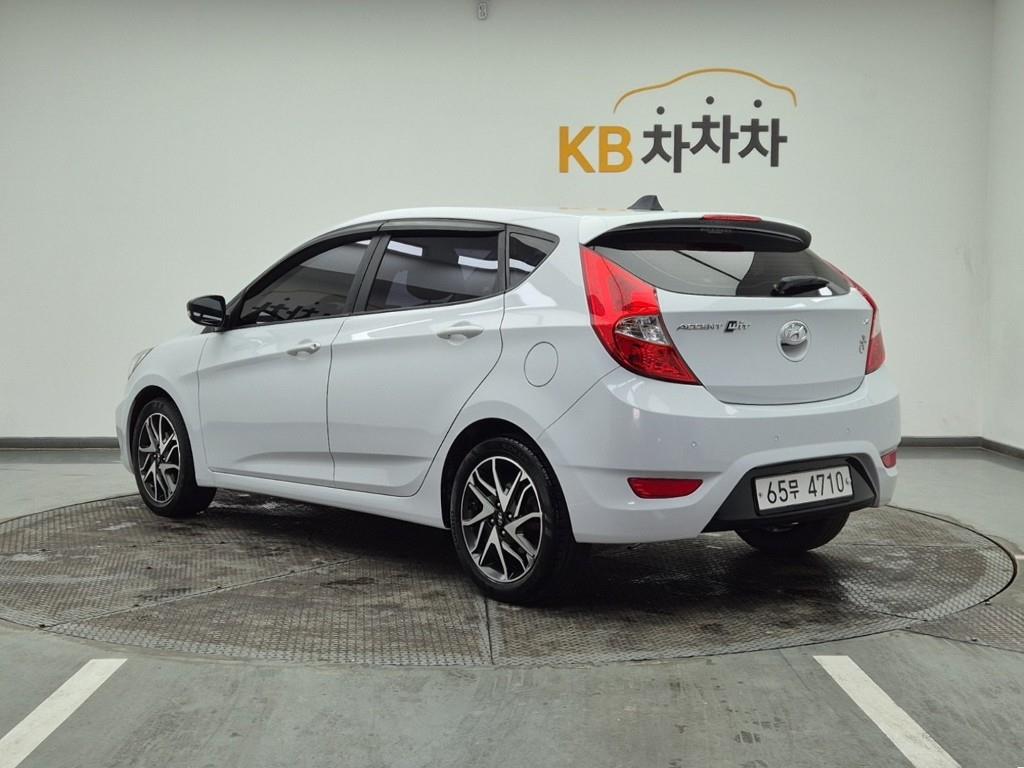 HYUNDAI Accent - Vista 3