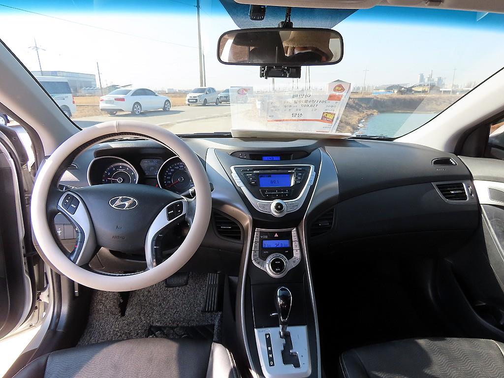 HYUNDAI Avante - Vista 9