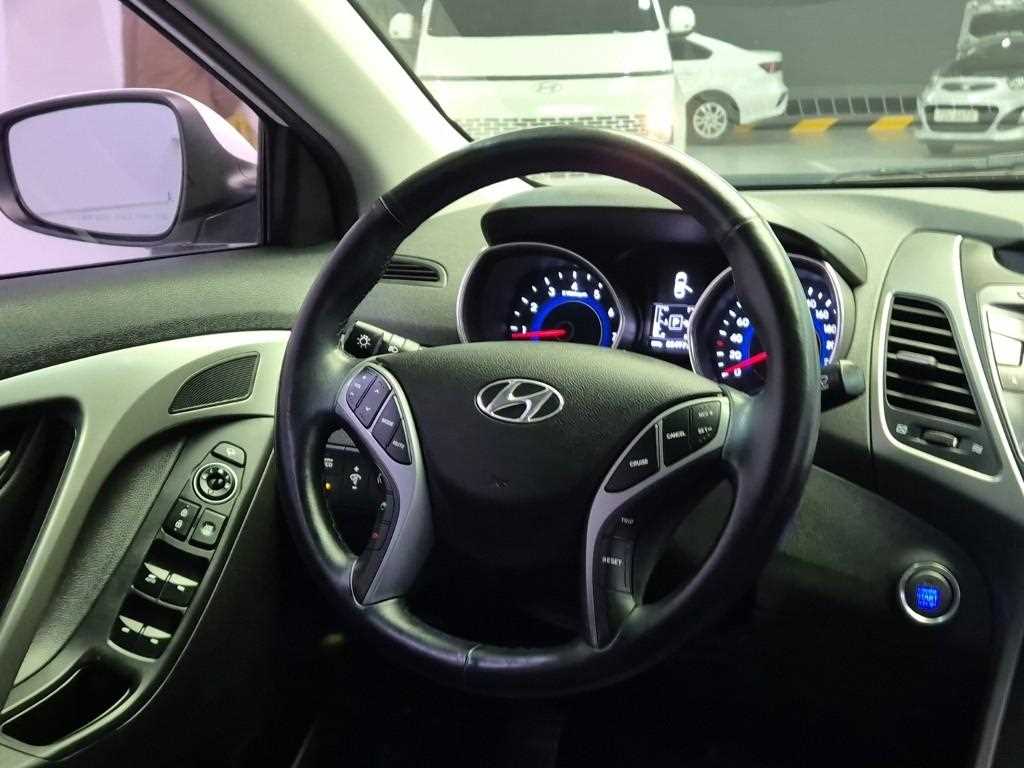 HYUNDAI Avante - Vista 9