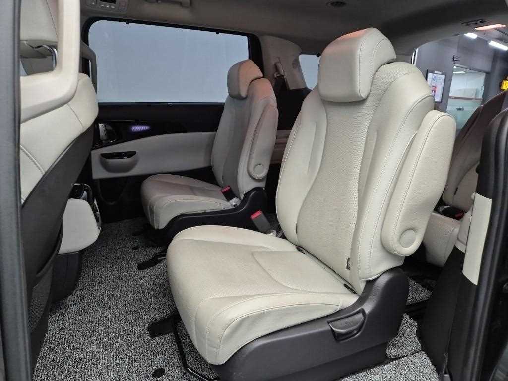 KIA Carnival - Vista 12