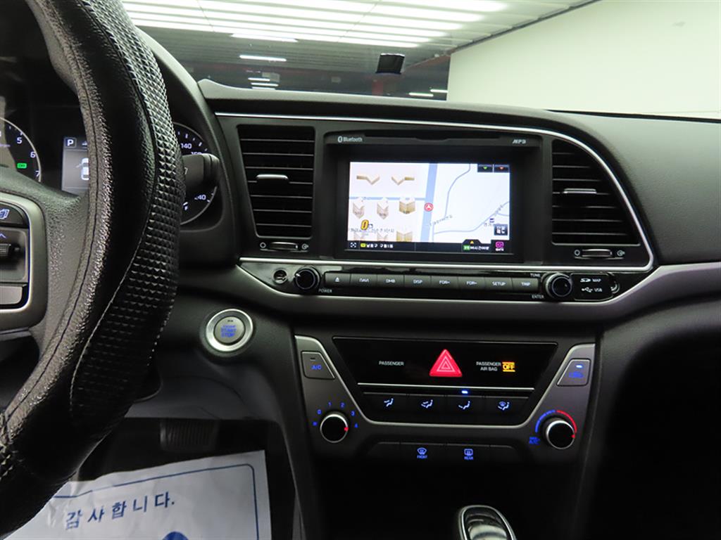 HYUNDAI Avante - Vista 10