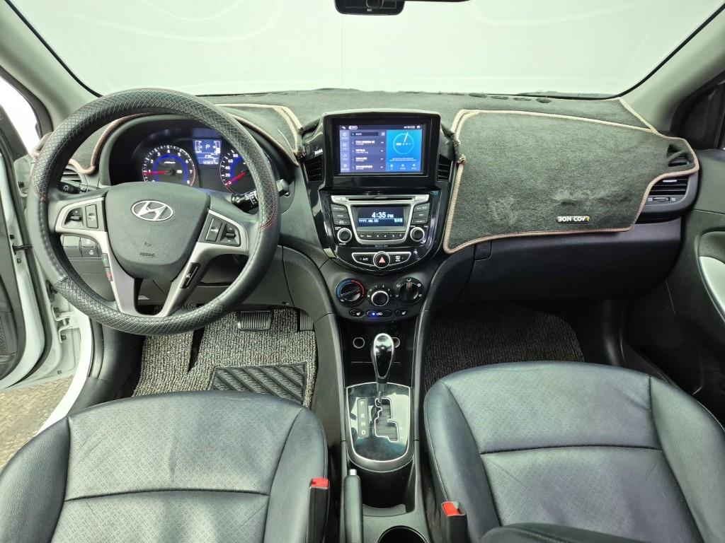 HYUNDAI Accent - Vista 5