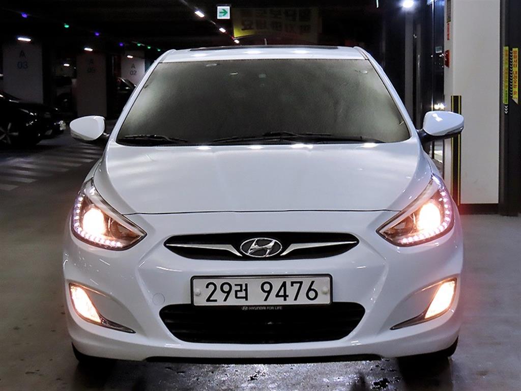 HYUNDAI Accent - Vista 2