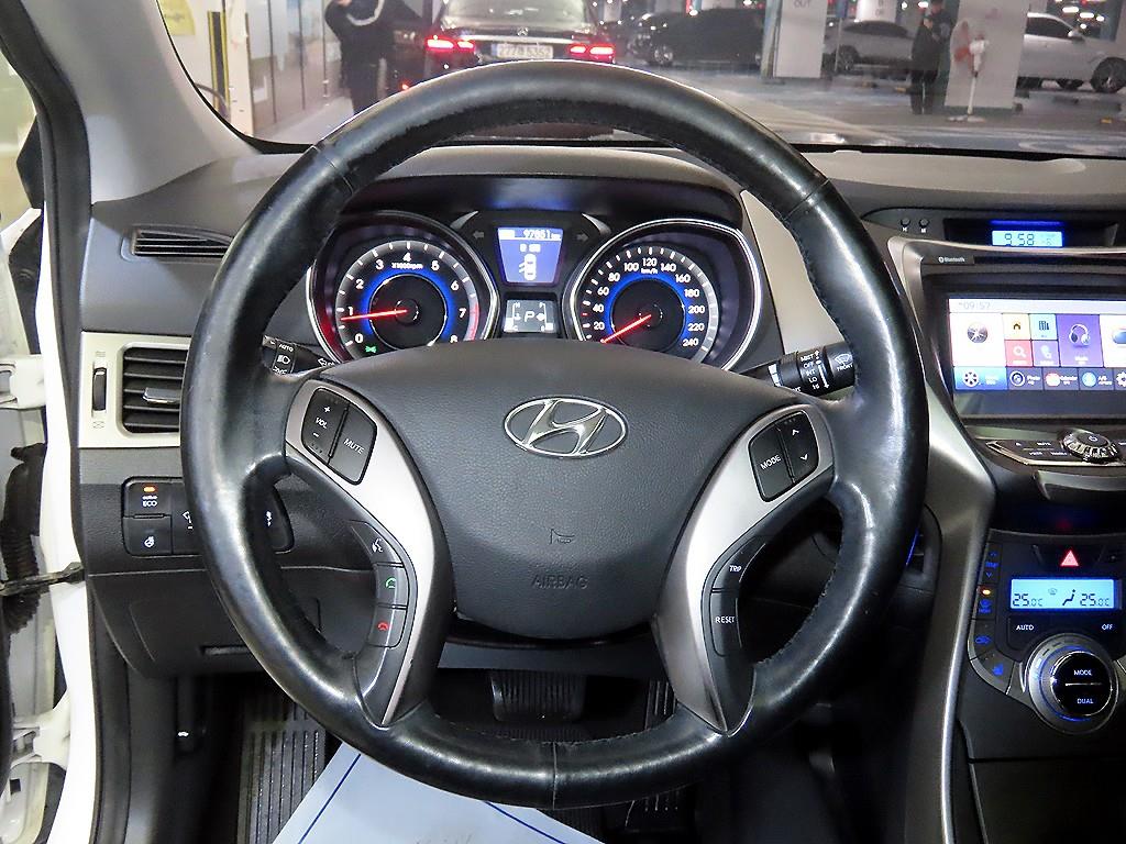 HYUNDAI Avante - Vista 8