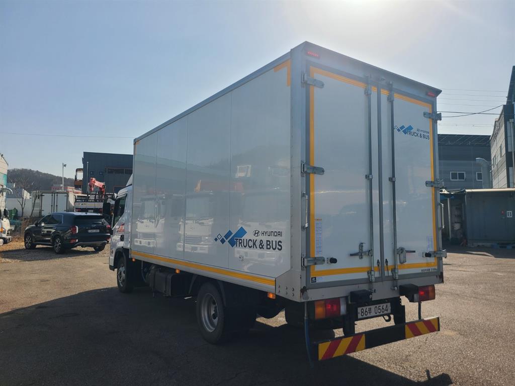 medium and large cargo truck - Vista 5