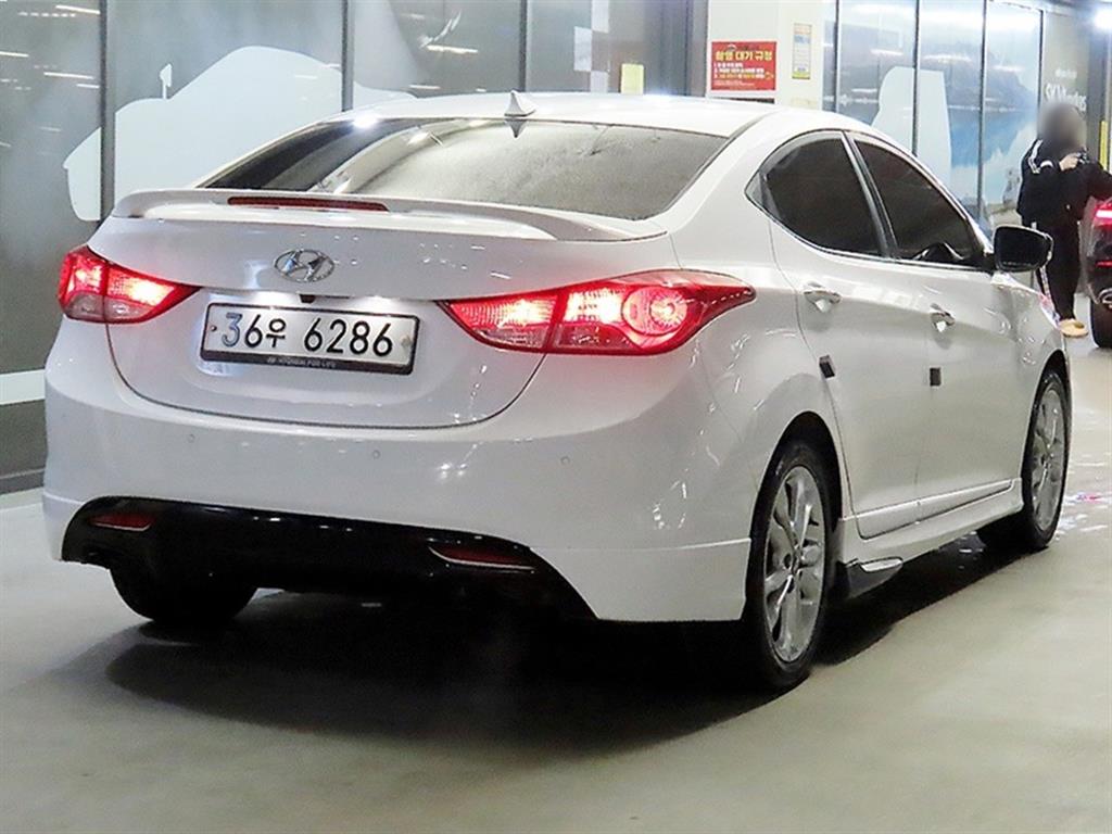 HYUNDAI Avante - Vista 4