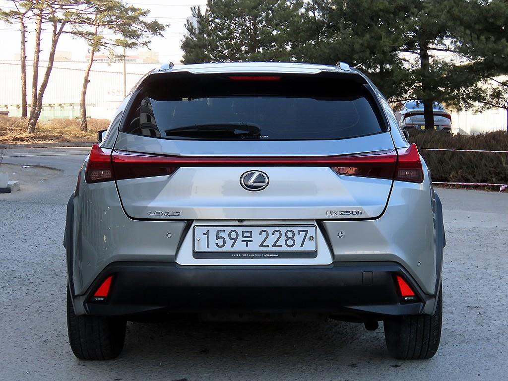 Lexus UX - Vista 4