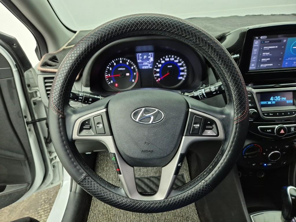 HYUNDAI Accent - Vista 9