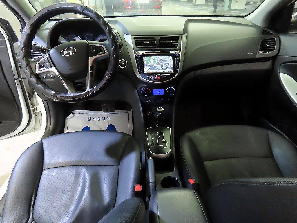 HYUNDAI Accent - Vista 10