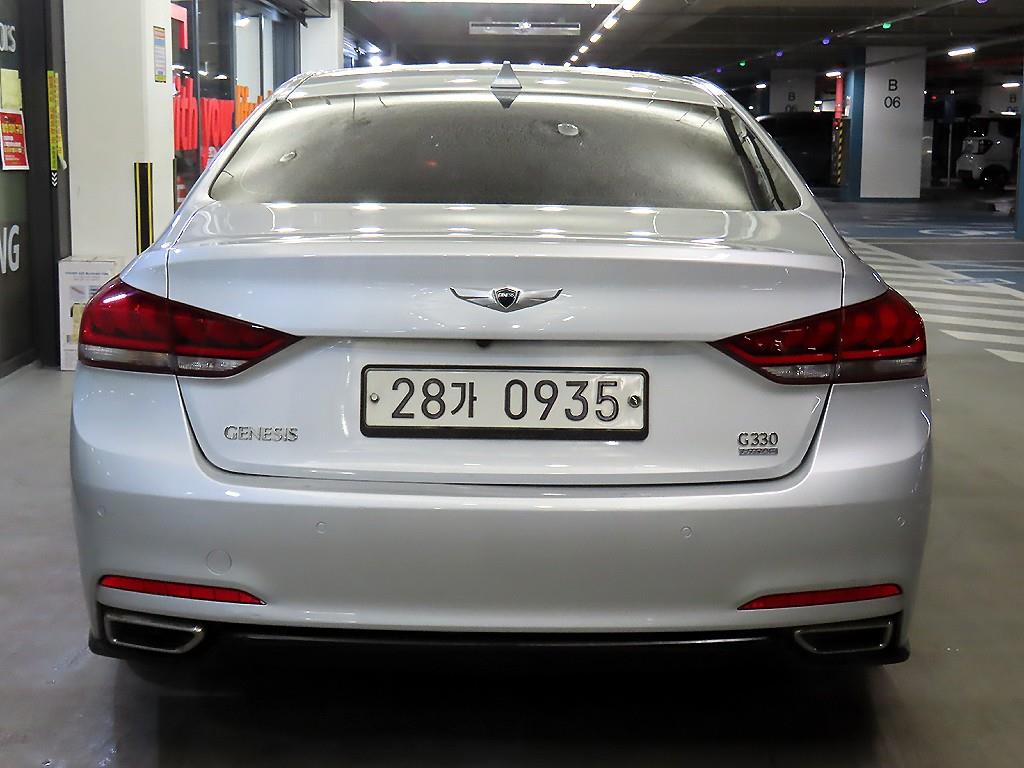 HYUNDAI Genesis - Vista 5