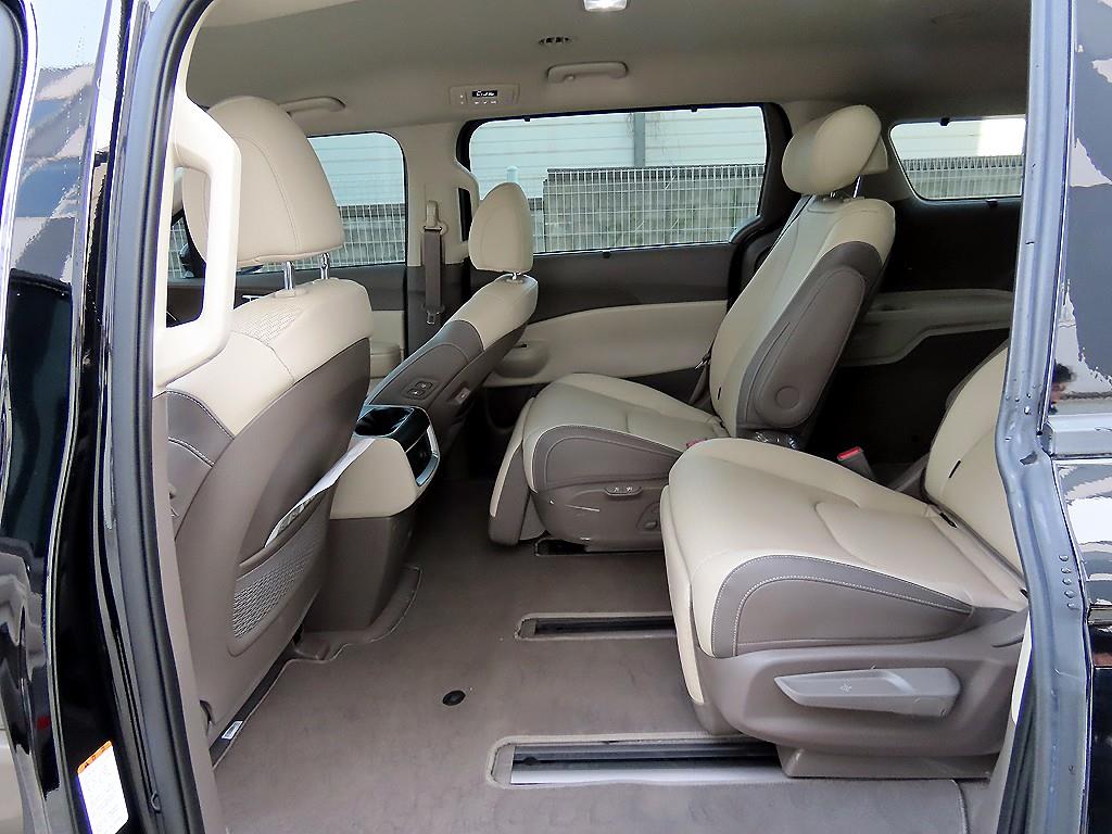 KIA Carnival - Vista 6
