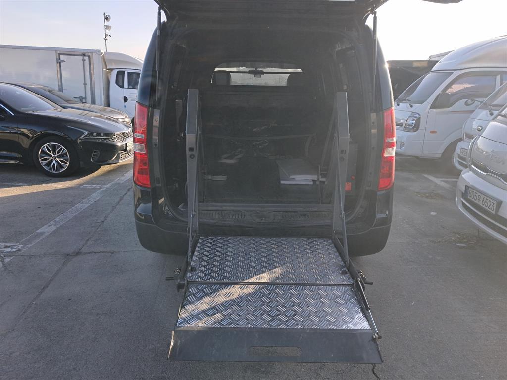 HYUNDAI Starex - Vista 7