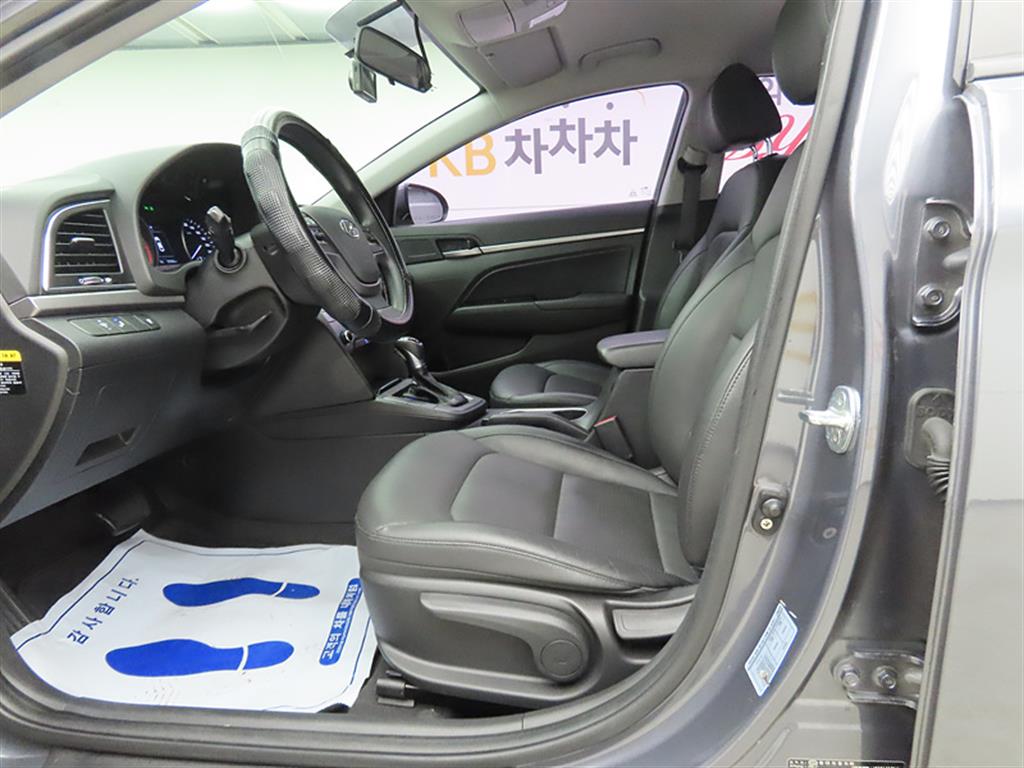 HYUNDAI Avante - Vista 5