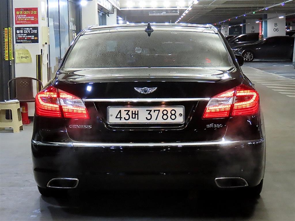 HYUNDAI Genesis - Vista 5