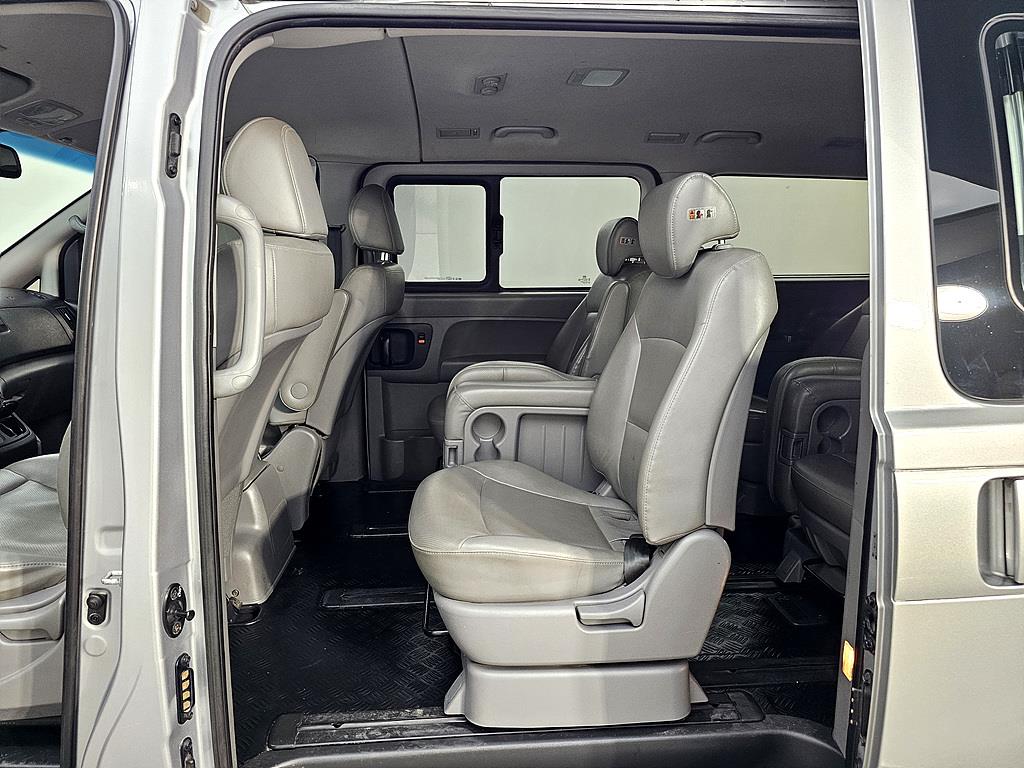 HYUNDAI Starex - Vista 9