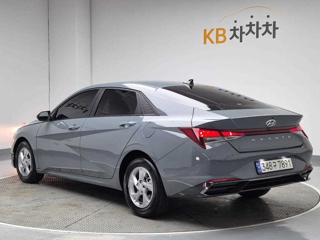HYUNDAI Avante - Vista 2