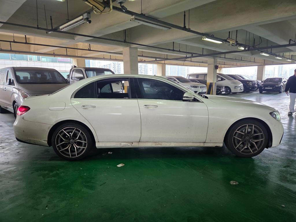 Mercedes Benz E class - Vista 5