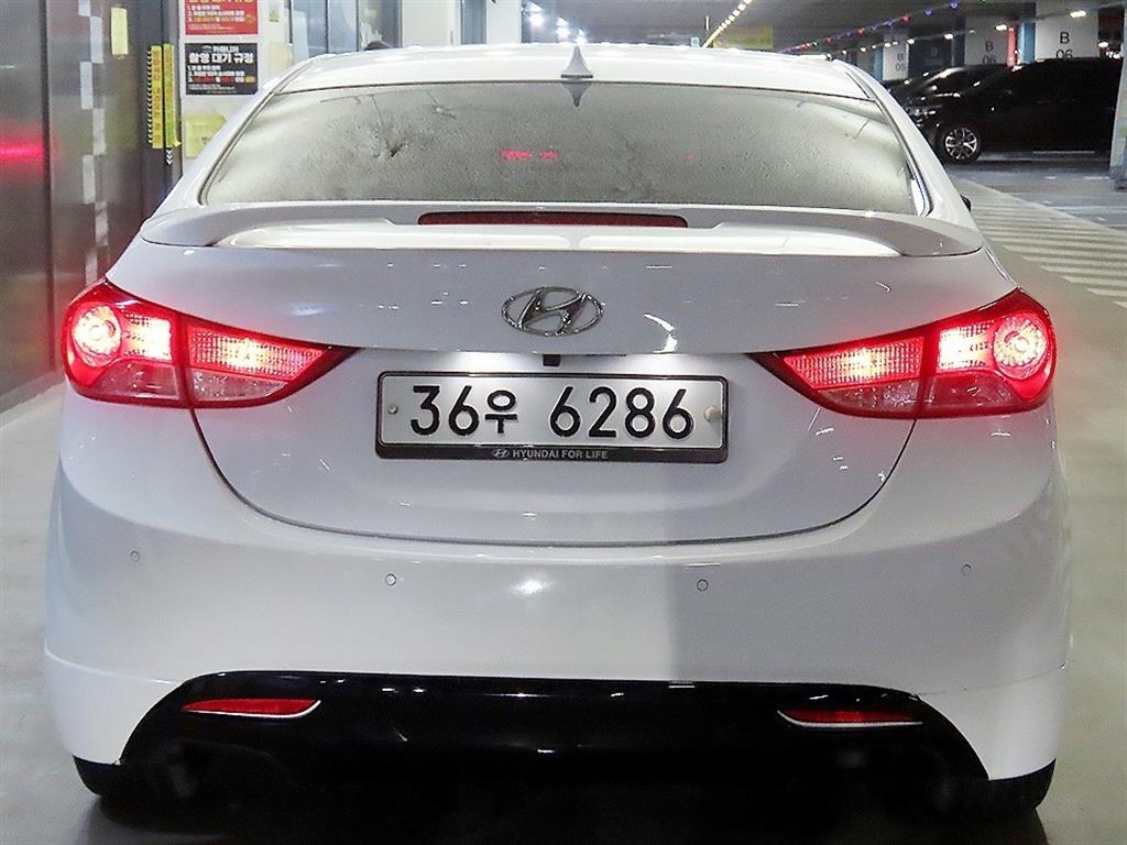 HYUNDAI Avante - Vista 5